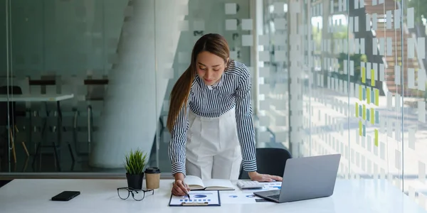 Κοντινό πλάνο Business χέρι γυναίκα χρησιμοποιώντας αριθμομηχανή για να υπολογίσει τα οικονομικά αποτελέσματα της εταιρείας και τον προϋπολογισμό. Έννοια ελέγχου λογαριασμού. — Φωτογραφία Αρχείου