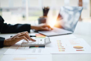 Şirketin mali sonuçlarını ve bütçesini hesaplamak için hesap makinesi kullanarak Business Woman Hand 'i kapatın. Hesap Denetim Kavramı.