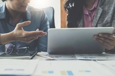 Dijital tablet ve yönetimle çalışan bir grup bilişim danışmanı büyük veriler elde ediyor ve şirketin mali belgelerini analiz ediyor.