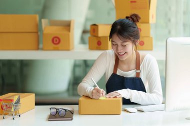 Asyalı küçük işletme sahibi ev ofisinde paket kutusu olan, KOBİ ve ticaret konsepti.