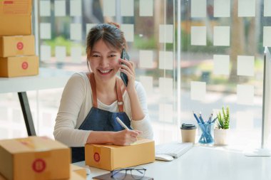 Asyalı küçük işletme sahibi ev ofisinde paket kutusu olan, KOBİ ve ticaret konsepti.