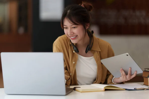 E-öğrenme, çevrimiçi, eğitim ve internet sosyal mesafesi COVID-19 virüs kavramından korunuyor. Asyalı kadın öğrenci video konferansı evde dizüstü bilgisayarda öğretmenle e-öğrenme. — Stok fotoğraf