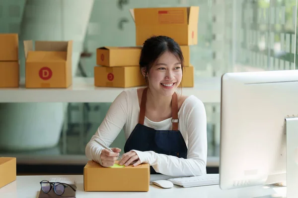 Propietario asiático de pequeñas empresas con caja de embalaje en casa, concepto de comercio electrónico para pymes. — Foto de Stock