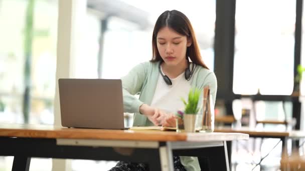 Joven estudiante universitario tiene pregunta y respuesta al profesor por video llamada E-learning, en línea, concepto de educación — Vídeos de Stock