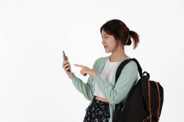 Beyaz arka planda izole edilmiş sırt çantalı genç bir üniversite öğrencisi. E-öğrenme, çevrimiçi, eğitim kavramı.