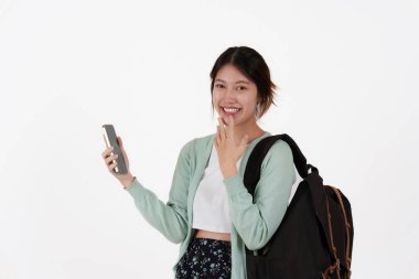 Beyaz arka planda izole edilmiş sırt çantalı genç bir üniversite öğrencisi. E-öğrenme, çevrimiçi, eğitim kavramı.