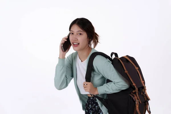 Ung college student med ryggsäck isolerad över vit bakgrund. E-lärande, online, utbildningskoncept. — Stockfoto