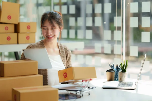 Asiatischer Kleinunternehmer, der im Home Office arbeitet. Geschäftskundenmarkt und Online-Verkauf Marketing Delivery, KMU E-Commerce-Konzept. — Stockfoto