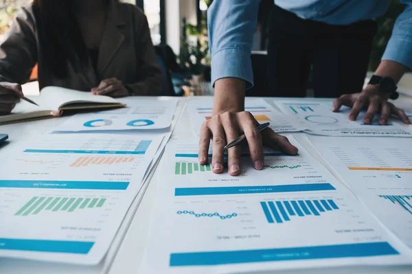 İş ekibi veya muhasebeci, şirketin denetim transeksiyon bütçesinde işbirliği yapar.