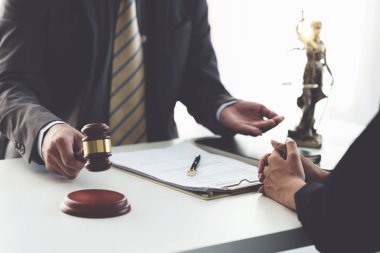 İş kadını ve avukatlar, ofisindeki ahşap masada pirinç tartı ile sözleşme belgelerini tartışıyorlar. Hukuk, hukuk hizmetleri, tavsiye, Adalet kavramı.