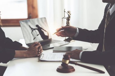 İş kadını ve avukatlar, ofisindeki ahşap masada pirinç tartı ile sözleşme belgelerini tartışıyorlar. Hukuk, hukuk hizmetleri, tavsiye, Adalet kavramı.