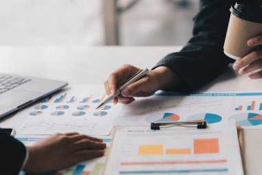 Açık bir alanda, bir iş ekibi veya muhasebeci, şirketin denetim transeksiyon bütçesi üzerinde işbirliği yapar..