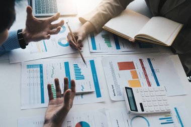 Açık bir alanda, bir iş ekibi veya muhasebeci, şirketin denetim transeksiyon bütçesi üzerinde işbirliği yapar..