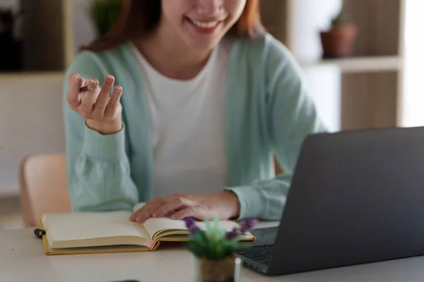 Genç üniversite öğrencisinin E-öğrenme, çevrimiçi, eğitim konsepti olarak adlandırılan videoyla öğretmenine soruları ve cevapları var — Stok fotoğraf