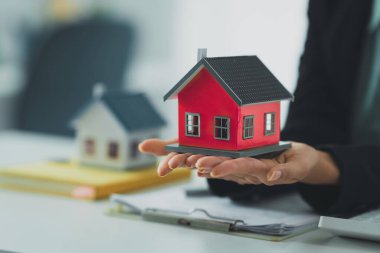 İş kadını ya da emlakçı ev almak için anlaşma imzaladıktan sonra ev veriyor. Banka müdürü ve emlak konsepti.