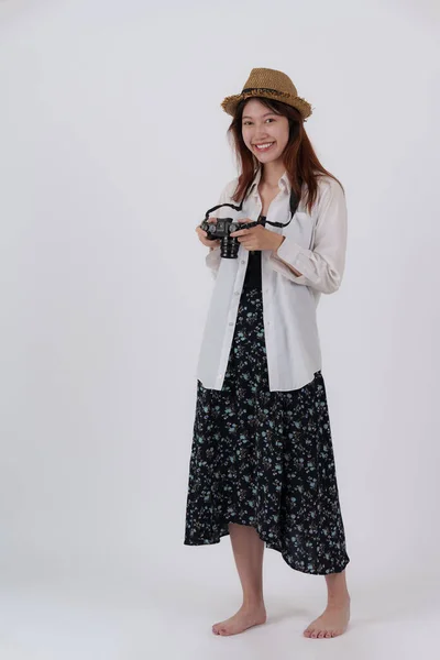 Bild av lycklig ung kvinna med kameran isolera över vit bakgrund. Resor och sommar koncept. — Stockfoto