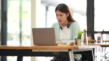 E-öğrenme, çevrimiçi, eğitim ve internet sosyal mesafesi COVID-19 virüs kavramından korunuyor. Asyalı kadın öğrenci video konferansı evde dizüstü bilgisayarda öğretmenle e-öğrenme.