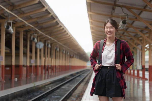 Pretty Young kobieta podróżnik ekscytować i planowania podróży na dworcu kolejowym. Koncepcja stylu życia w lecie i podróży. — Zdjęcie stockowe