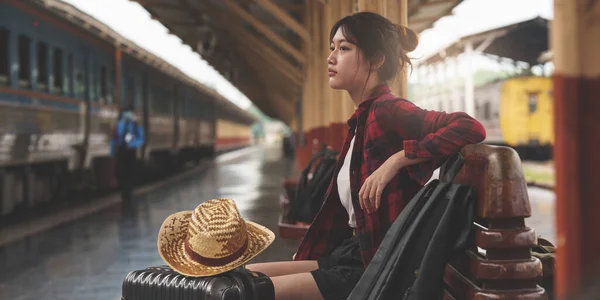 Jonge reiziger vrouw op zoek naar vriend planning reis op het station. Zomer en reizen levensstijl concept. — Stockfoto