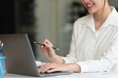 E-öğrenme, çevrimiçi, eğitim ve internet sosyal mesafesi COVID-19 virüs kavramından korunuyor. Asyalı kadın öğrenci video konferansı evde dizüstü bilgisayarda öğretmenle e-öğrenme.