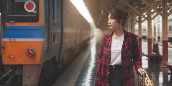 Happy Young podróżnik kobieta szuka przyjaciela planowania podróży na dworcu kolejowym. Koncepcja stylu życia w lecie i podróży. — Zdjęcie stockowe