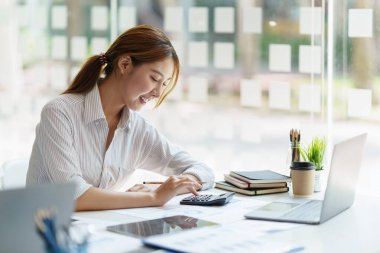 Asyalı İşadamı teknik fiyat grafiği ve göstergesi üzerinde çalışıyor. Hesap ya da tasarruf parası ya da sigorta kavramı.