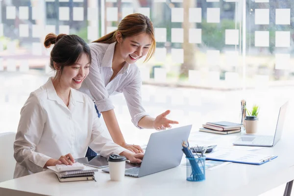 Dijital tablet ve yönetimle çalışan bir grup bilişim danışmanı büyük veriler elde ediyor ve şirketin mali belgelerini analiz ediyor.