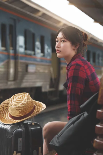 Jonge reiziger vrouw op zoek naar vriend planning reis op het station. Zomer en reizen levensstijl concept. — Stockfoto