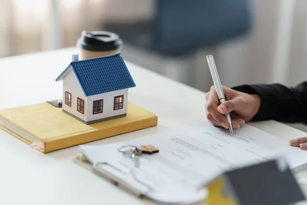 La mujer firma un contrato de préstamo o compra de casa. Concepto inmobiliario. — Foto de Stock