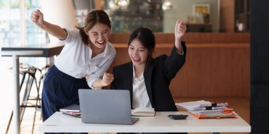 Onun işi büyüdüğünde başarılı bir iş ekibi heyecanlandı. Finans kavramı.