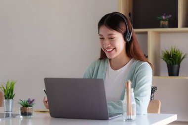 E-öğrenme, çevrimiçi, eğitim ve internet sosyal mesafesi COVID-19 virüs kavramından korunuyor. Asyalı kadın öğrenci video konferansı evde dizüstü bilgisayarda öğretmenle e-öğrenme.