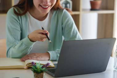 E-öğrenme, çevrimiçi, eğitim ve internet sosyal mesafesi COVID-19 virüs kavramından korunuyor. Asyalı kadın öğrenci video konferansı evde dizüstü bilgisayarda öğretmenle e-öğrenme.