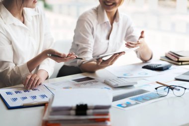Dijital tablet ve yönetimle çalışan bir grup bilişim danışmanı büyük veriler elde ediyor ve şirketin mali belgelerini analiz ediyor.