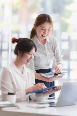 Fon yöneticileri takım danışmanlığı ve yatırım borsasının analizi hakkında tartışmalar. İş Finans Konsepti.