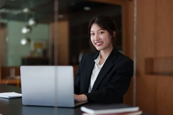 현대 아시아 비지니스 여성은 사무실에서 비디오 콘퍼런스를 통해 금융 팀 과 함께 일할 자신 이 있다. 정확 한 개념. — 스톡 사진