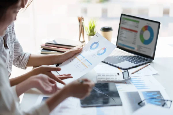 Samråd med fondförvaltarna och diskussion om analys Placeringsaktiemarknaden. Företagsfinansiering. — Stockfoto