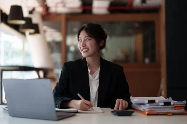 현대 아시아 비지니스 여성은 사무실에서 비디오 콘퍼런스를 통해 금융 팀 과 함께 일할 자신 이 있다. 정확 한 개념. — 스톡 사진