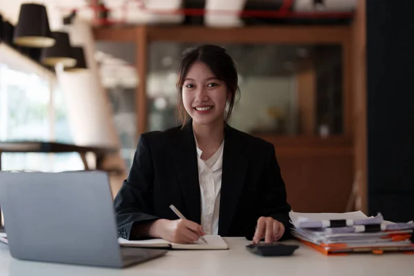 현대 아시아 비지니스 여성은 사무실에서 비디오 콘퍼런스를 통해 금융 팀 과 함께 일할 자신 이 있다. 정확 한 개념.. — 스톡 사진