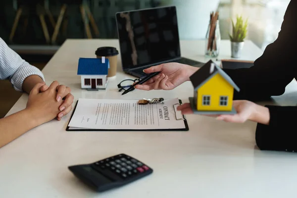 Close up Business woman or Real Estate agent explain signing agreement for buying house. Bank manager and real estate concept. — Stockfoto