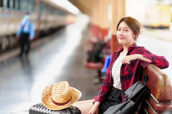 Jonge reiziger vrouw op zoek naar vriend planning reis op het station. Zomer en reizen levensstijl concept. — Stockfoto