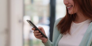 İş kadını dijital tasarruf hesabı almak için online bankacılık uygulaması ile KYC yapıyor. Siber güvenlik kavramı.