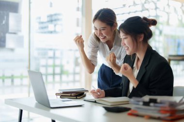 Onun işi büyüdüğünde başarılı bir iş ekibi heyecanlandı. Finans kavramı.