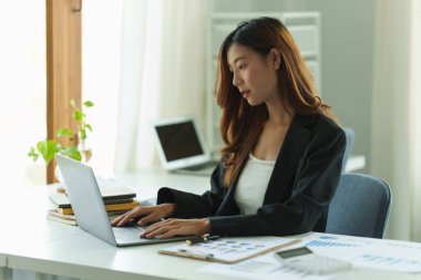 .İş kadınının iş yerinde iş ortağıyla iş yerinde iş görüşmesi sırasında dizüstü bilgisayarında video görüşmesi yapması.