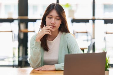 Hüsrana uğramış genç bir kadın çalışma yerinde otururken sorun yaşıyor. İş stresi kavramı.