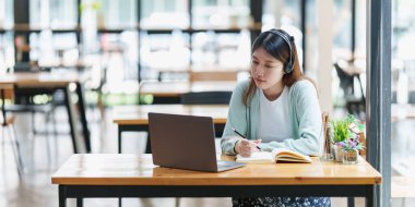 E-öğrenme Online Eğitim konsepti. Asyalı kadın öğrenci video konferansı evde dizüstü bilgisayarda öğretmenle e-öğrenme.