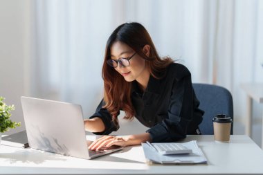 Ofiste çalışan çekici Asyalı İş Kadını. Hesap ve finans kavramı.
