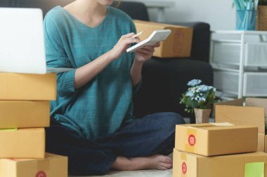 Çevrimiçi pazarlama kutu teslimatı konsepti. Asyalı Kadın küçük işletme serbest girişimi başlattı. Paket kutusu müşteriye teslim edilecek..