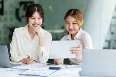 Dijital tablet ve yönetimle çalışan bir grup bilişim danışmanı büyük veriler elde ediyor ve şirketin mali belgelerini analiz ediyor.