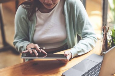 E-öğrenme Online Eğitim konsepti. Asyalı kadın öğrenci video konferansı evde dizüstü bilgisayarda öğretmenle e-öğrenme.