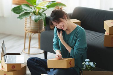 Çevrimiçi pazarlama kutu teslimatı konsepti. Asyalı Kadın küçük işletme serbest girişimi başlattı. Paket kutusu müşteriye teslim edilecek..